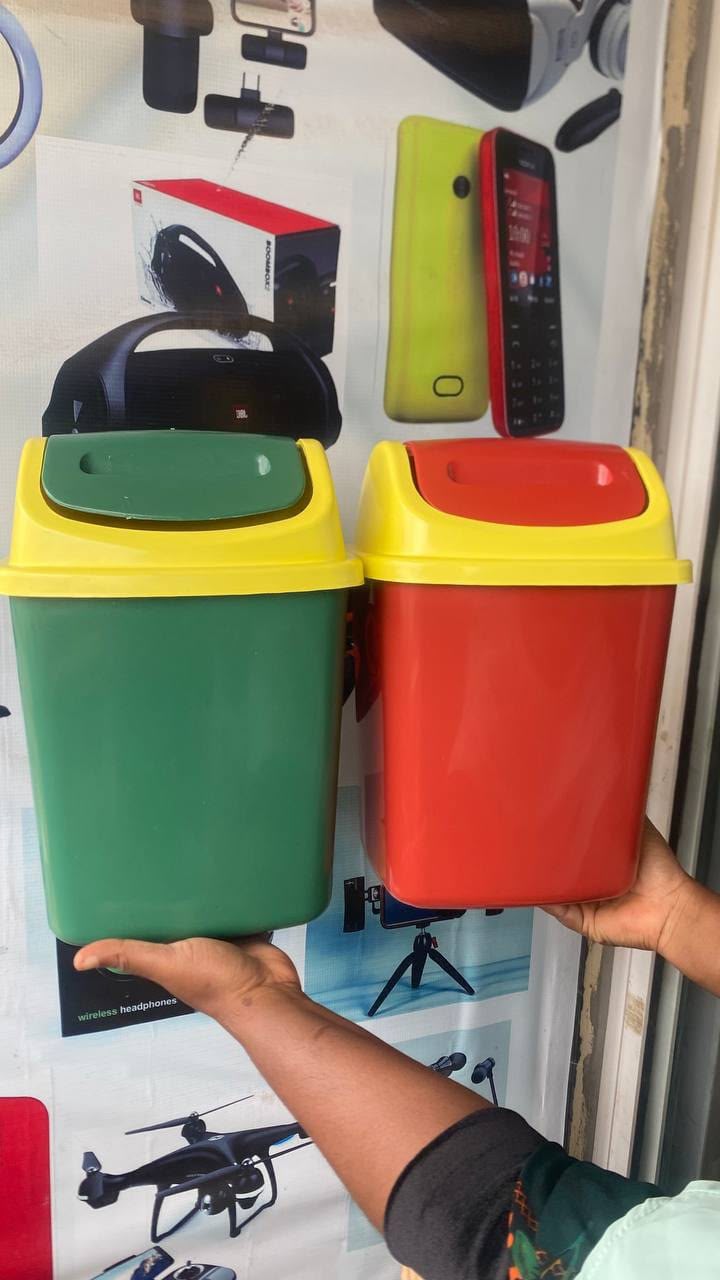 Dusbin with cover