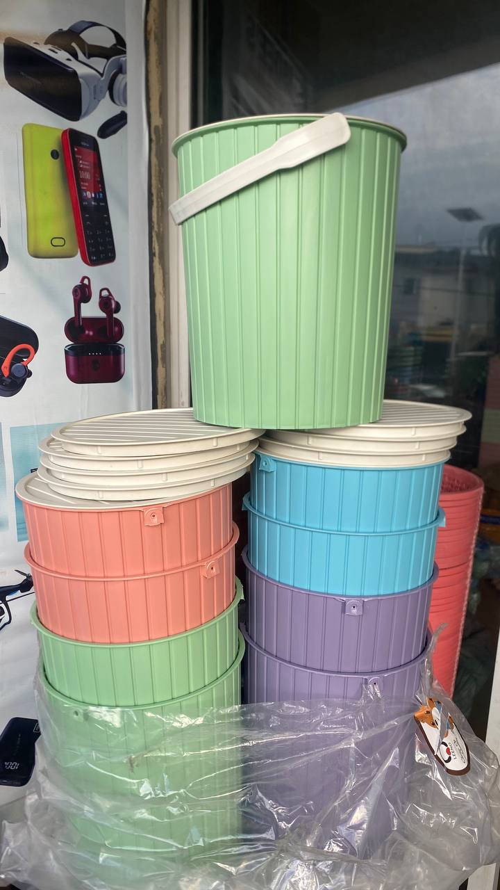 Bucket with cover  colored